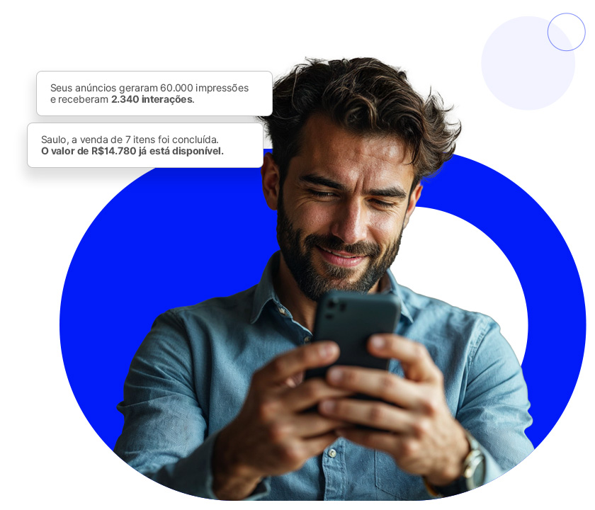 homem olhando para o celular e vendo resultados com marketing digital.